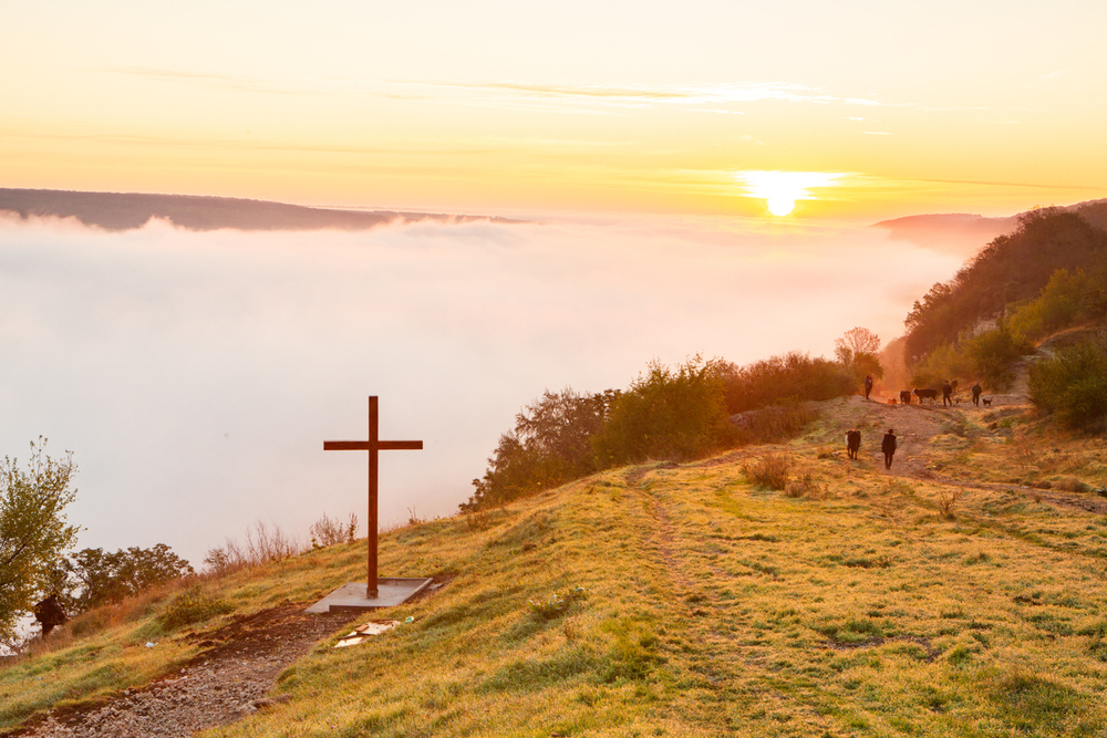 Landschaft mit Kreuz und Sonnenuntergang