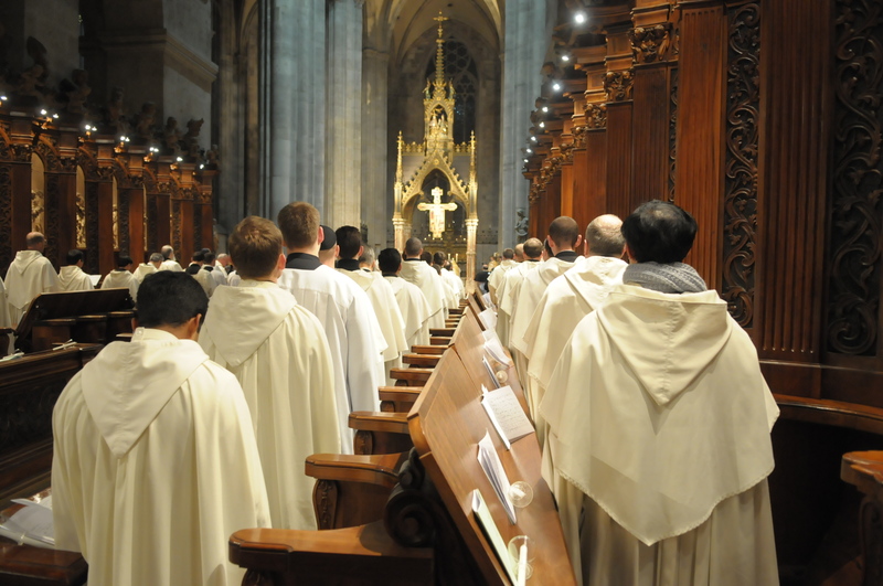 Zisterziensermönche im Chorgestühl